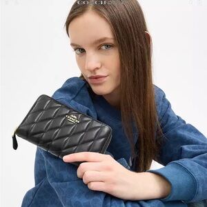 Coach Medium Id Zip Wallet With Quilting